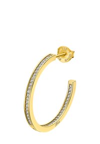 Boucles d'oreilles créoles en ton doré avec un design incurvé, comportant une rangée de petites cristaux transparents le long d'un côté, et une fermeture à tige.