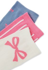 Tres calcetines doblados en blanco con un lazo rosa, rosa con rayas blancas y azul con símbolos rosas sobre un fondo blanco.