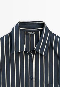Marineblaues gestreiftes Hemd mit weißen vertikalen Streifen, durchgehendem Knopfverschluss, klassischem Kragen und kleiner Brusttasche. Etikett: Massimo Dutti.