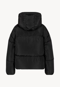 Zwarte gewatteerde jas met een capuchon, voorzien van een gewatteerde textuur, elastische manchetten en een cropped ontwerp. Gemaakt van glad, waterbestendig materiaal.