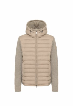 Chaqueta de plumas beige con capucha, que presenta un frente acolchado y mangas de punto texturizado. Cierre frontal con cremallera y logo discreto en la manga.