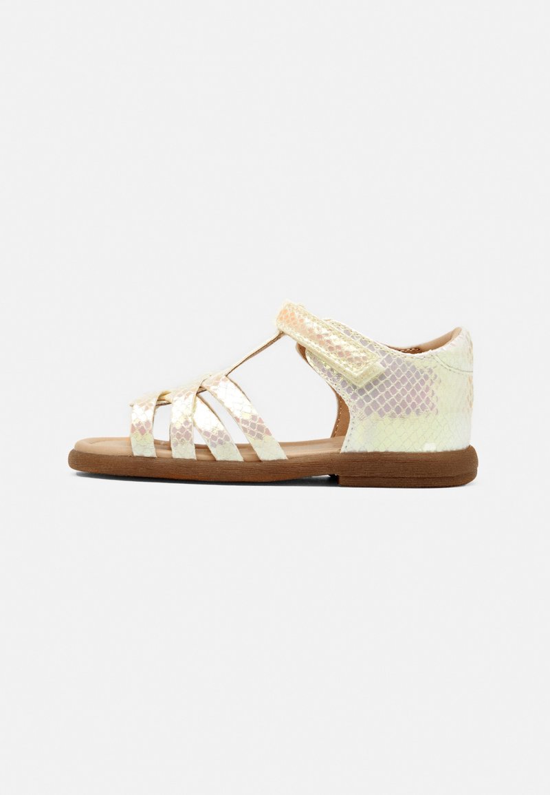 Sandale plate irisée pour enfants avec des brides à imprimé serpent et une semelle marron, dotée d'une fermeture à bride auto-agrippante à la cheville.