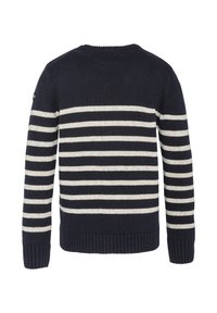 Pull bleu marine avec des rayures crème horizontales, col rond, poignets et ourlet côtelés, texture tricotée, avec un patch logo sur la manche.