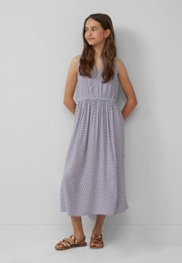 Maxikleid aus leichtem Material, mit floralem Muster in Rot und Blau auf Weiß. Ärmellos mit taillierter Taille, knöchellang.