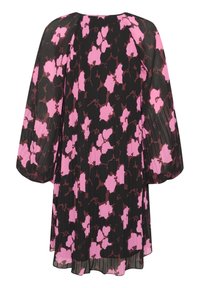 Fållad klänning med långa ärmar, med en svart bakgrund och ett blommönster i rosa och bruna nyanser. Lätt och flödande tyg.