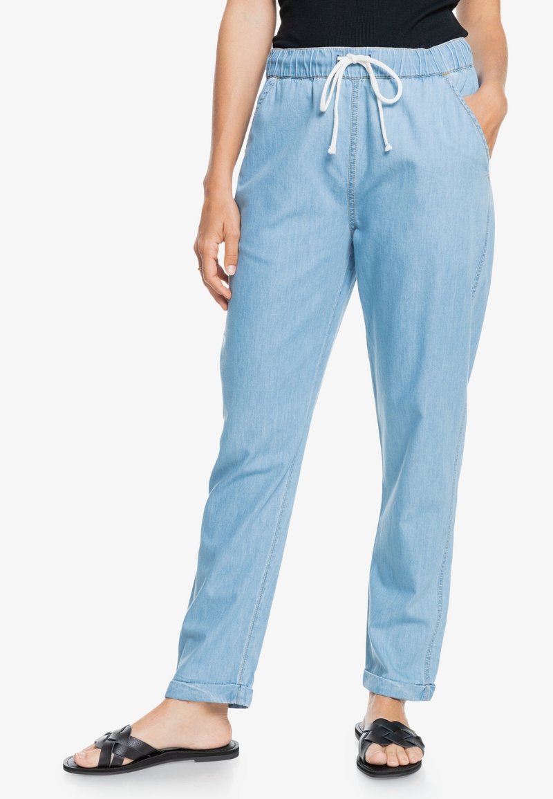 Pantaloni jogger in denim blu chiaro con vita elasticizzata e cordoncino, dotati di tasche laterali e una vestibilità comoda, con orli arrotolati.