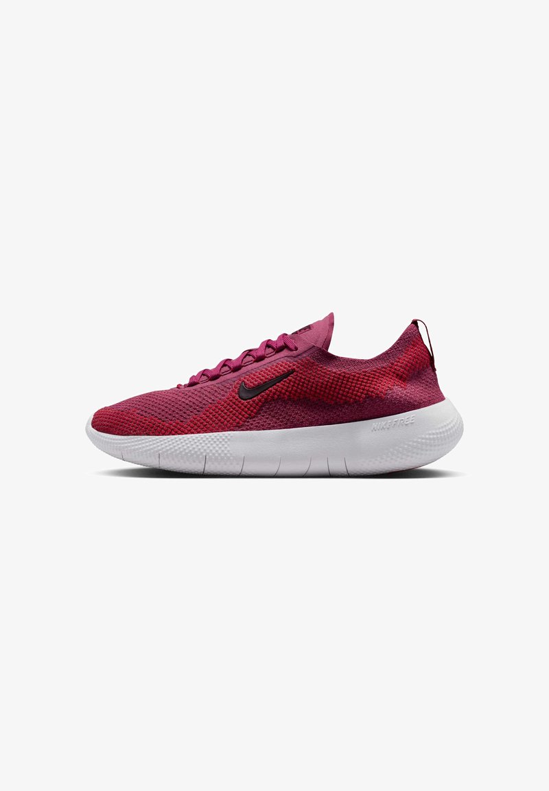 Nike Free kengät punaisella verkkomateriaalilla, mustalla logolla, tekstuurilla, ja valkoisella joustavalla pohjalla, suunniteltu mukavuutta ja hengittävyyttä varten.