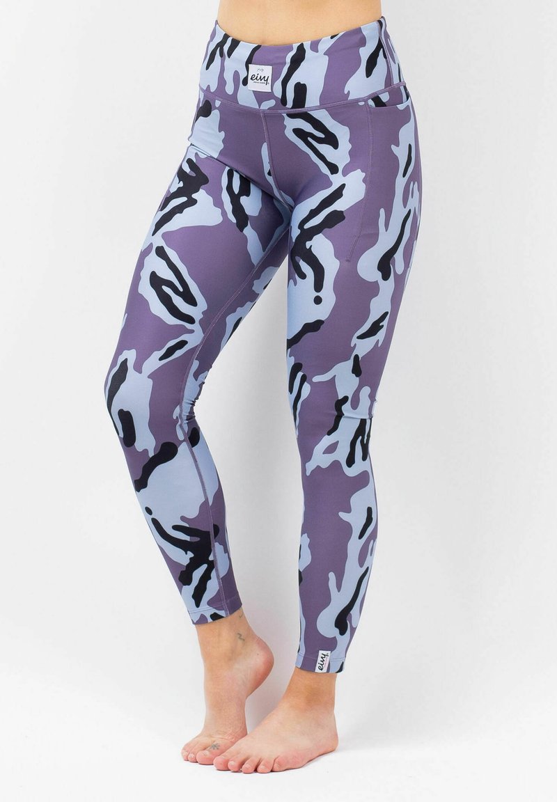 Paarse camouflage leggings gemaakt van een rekbare stof, met een hoge tailleband en contrasterende zwarte en lichtblauwe accenten.