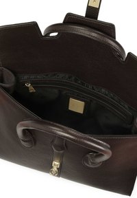 Borsa a tracolla in pelle marrone scuro con finitura testurizzata, dotata di chiusura con zip, due manici e una piccola tasca interna con dettaglio in metallo dorato.