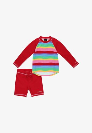Maglietta da bagno rossa a maniche lunghe con strisce a onde multicolori e pantaloni corti rossi abbinati con vita regolabile. Entrambi i pezzi hanno cuciture in contrasto.