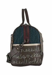 Bruine en turquoise handtas met een geborduurd ontwerp, voorzien van een bordeauxrode ritssluiting en zilverkleurige hardware. Textuuraccenten en unieke patronen door het hele ontwerp.