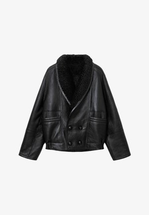 Chaqueta de cuero negra con un amplio y profundo cuello, botones de doble abertura, ajuste holgado y dos bolsillos frontales, con un suave forro interior.