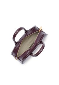 Borsa in pelle bordeaux con doppio manico, chiusura con zip e interno beige con motivo a spina di pesce.