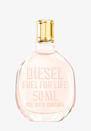 Botella de perfume de vidrio con tapa dorada etiquetada Diesel Fuel for Life 50 ml, que contiene líquido de color rosa claro, sobre fondo blanco.