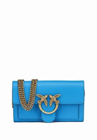 Μπλε δερμάτινη τσάντα χειρός με χρυσή αλυσίδα ως λουρί, με διακοσμητικό κούμπωμα με δύο πουλιά και στρογγυλό δαχτυλίδι. Λείο υφής, συμπαγής σχεδιασμός.