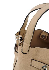 Beige leren handtas met een gestructureerd oppervlak, zwarte accenten en zilveren hardware, met korte dubbele handgrepen en een open topontwerp.