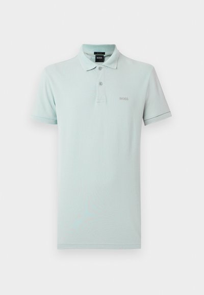 Polo bleu clair en coton, doté d'un col, de deux boutons et d'une broderie discrète de logo sur la poitrine. Manches courtes avec bordure.