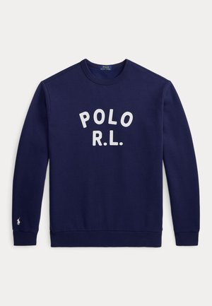 Granatowa bluza z okrągłym dekoltem, białym napisem "POLO R.L." na piersi oraz małym białym logo Polo Ralph Lauren na mankiecie lewego rękawa.