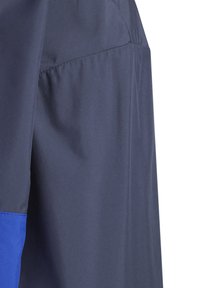 Tejido ligero de color azul marino con una textura suave. Presenta una sección azul contrastante en la parte inferior izquierda. Costuras visibles.