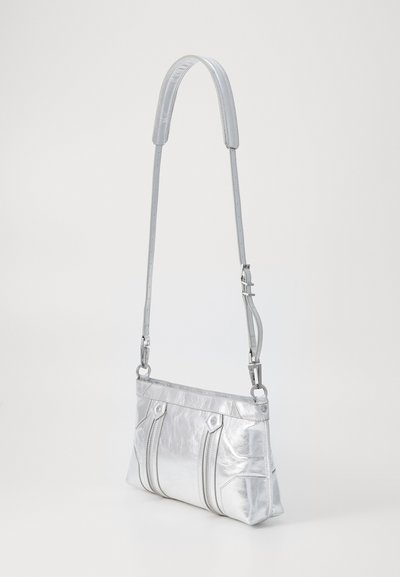 Borsa metallic silver con forma rettangolare, lati strutturati, manico sottile, dettagli con zip e texture liscia.