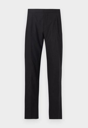 Melnas taisnas bikses ar gludu tekstūru, piedāvājot divas priekšējās izgriezes un plakanu jostasvietu. Nav redzamu aksesuāru vai akcentu.