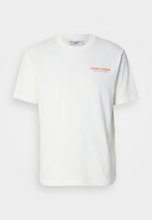 Camiseta de algodón blanca de manga corta, con cuello redondo, que presenta "EARLY BIRDS" en texto naranja en el lado izquierdo del pecho. Textura suave.