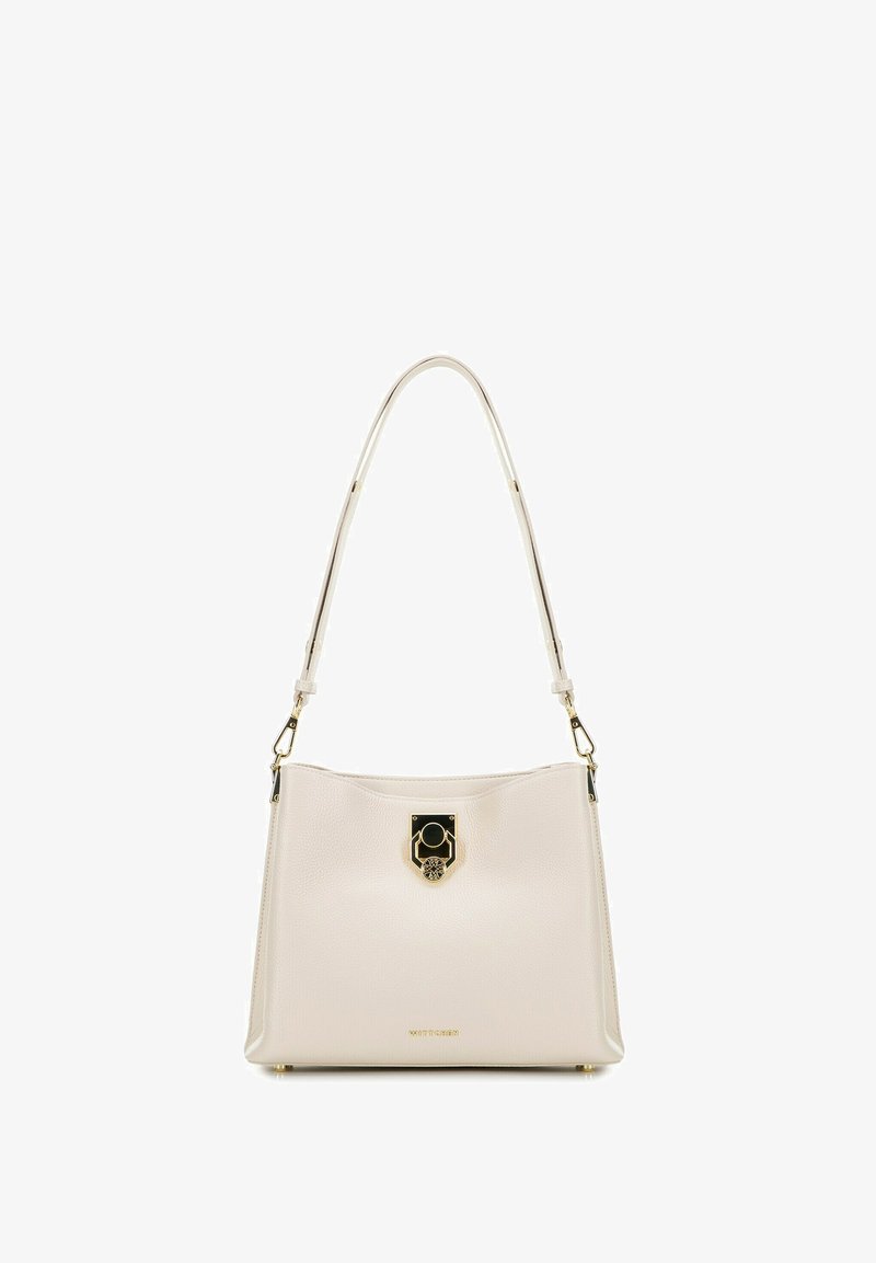 Sac à épaule en cuir blanc avec une finition texturée, quincaillerie dorée, un fermoir circulaire et une sangle fine. La hauteur est légèrement supérieure à la largeur.