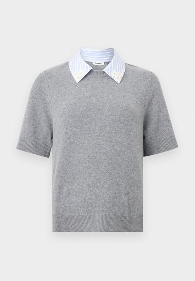 Haut gris en maille à manches courtes avec col rayé bleu et blanc orné de petites broderies florales blanches sur les pointes du col.