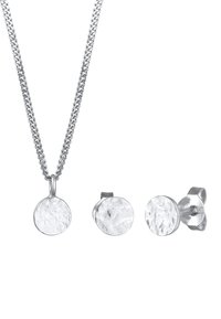 Ensemble de bijoux en argent comprenant un pendentif texturé sur une chaîne et des boucles d'oreilles studs rondes assorties, le tout avec une finition polie.