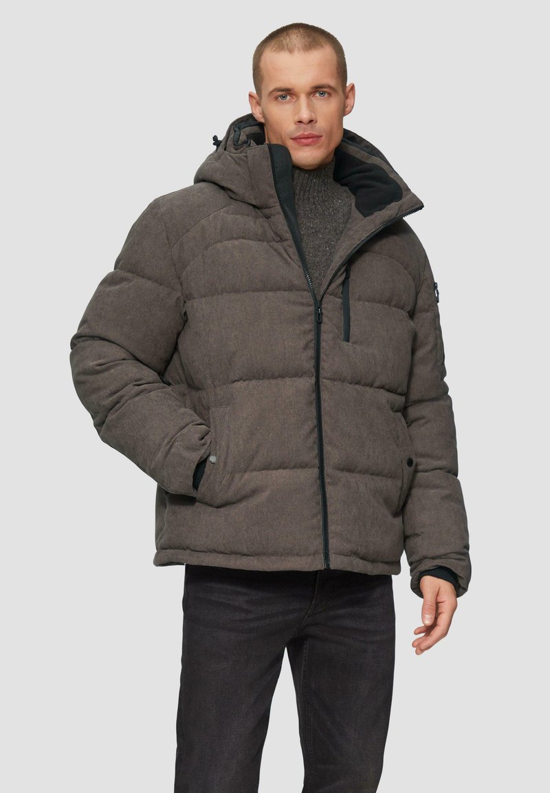 Veste rembourrée grise avec capuche, dotée d'une fermeture éclair à l'avant, d'accents noirs et de deux poches latérales. Tissu texturé avec une finition douce.