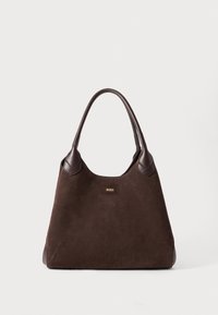 Sac à main en daim marron avec des accents en cuir lisse. Présente un design structuré, des poignées doubles et un détail avec logo sur le devant.