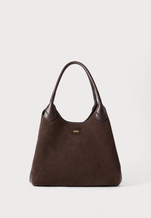 Sac à main en daim marron avec des accents en cuir lisse. Présente un design structuré, des poignées doubles et un détail avec logo sur le devant.