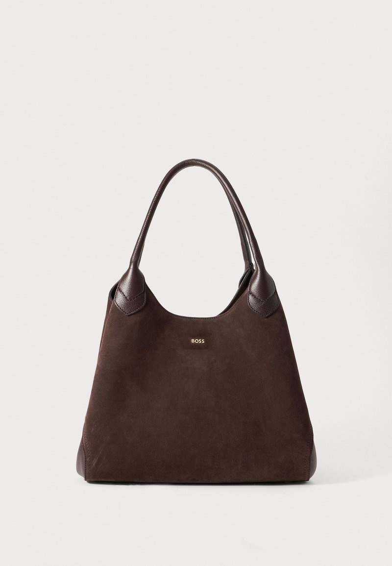 Sac à main en daim marron avec des accents en cuir lisse. Présente un design structuré, des poignées doubles et un détail avec logo sur le devant.