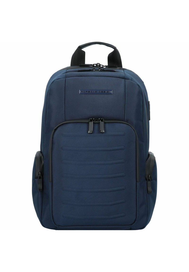 Mochila azul marino con un tejido texturizado, dos bolsillos frontales con cremallera y respaldo acolchado. Presenta correas ajustables y un asa reforzada.