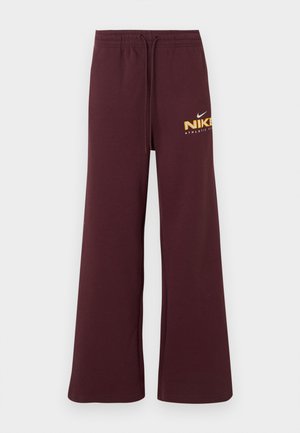 Tmavě červené široké tepláky s tkanicí v pase, s malým bílým a žlutým logem Nike a nápisem "Athletic Club" na pravém stehně.