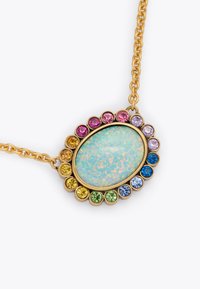 Collana in tonalità oro con un centro ovale in opale circondato da strass multicolori in rosa, viola, giallo, verde e blu.