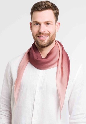 Prune ja roosa gradient salli, mis on valmistatud siledast kangast ja riputatud kaela, koos heledate nuppudega särgiga.