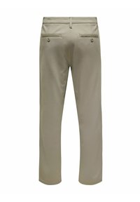 Lys beige bukser med en glat tekstur, lige snit og baglommer med knappelukninger. Simpelt design, ingen synlige mønstre.