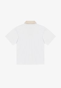 Λευκό κοντομάνικο πουκάμισο με μπεζ γιακά, εμφανίζεται από πίσω, πάνω σε απλό λευκό φόντο.