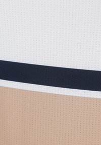Tessuto bianco e beige perforato con una solida striscia orizzontale blu scuro al centro.