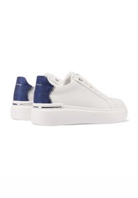 Sneakers in pelle bianca con tallone in denim blu, caratterizzati da dettagli in metallo argentato e una spessa suola bianca. Design minimalista, linee pulite.