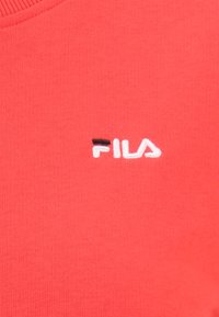 Sudadera de algodón roja; presenta un logo bordado en blanco con un detalle en negro. Cuello acanalado, textura suave, diseño casual.