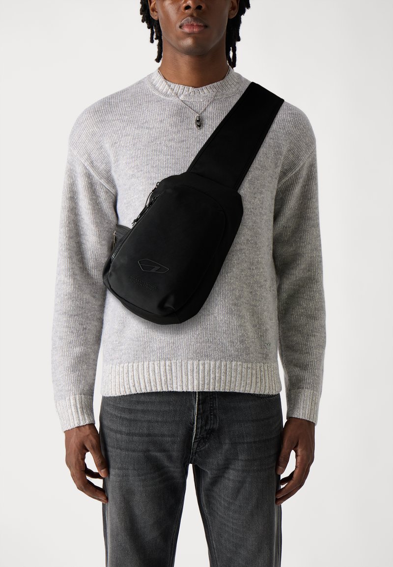 ARKK Copenhagen - CROSS BODY BAG UNISEX - Geantă crossbody - black, Extindeți