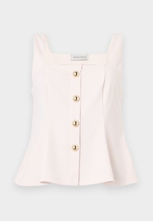 Hvit ermeløs topp med firkantet utringning og fire gullknapper foran, lett utsvingt nederst.