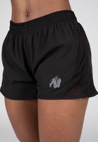 Zwarte sportshorts met een textuur mesh zijpaneel. Voorzien van een rekbare tailleband en een grijs gorilla-logo op het linkerpand.