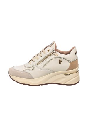 Scarpa sportiva beige chiaro con dettagli in suede e pelle verniciata, dotata di zip laterale, chiusura con lacci e suola spessa.