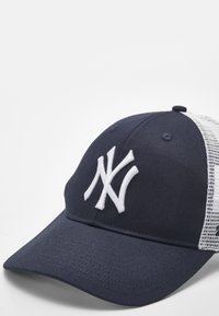 Gorra de béisbol azul marino con una parte trasera de malla blanca. Presenta un logo bordado en blanco en la parte delantera. Tejido suave con visera curvada.