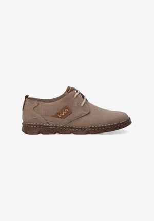 Brauner Mesh-Schuh mit glatter Textur, runder Zehenpartie und kontrastierenden braunen Lederakzenten. Besitzt beige Schnürsenkel und eine genähte Sohle.