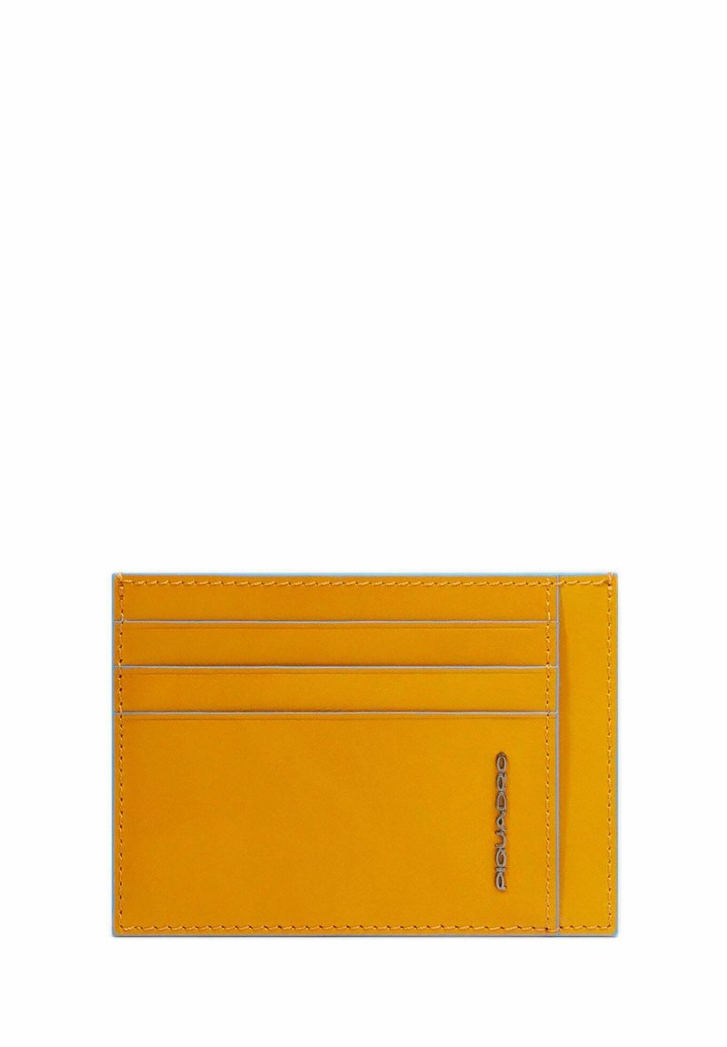 Geel leren portemonnee met vier kaartsleuven en een blind-geperst logo. Soepele textuur met contrasterende stiksels en een minimalistisch ontwerp.