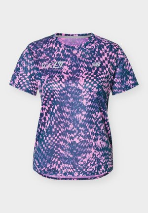 Tricou sport cu mânecă scurtă, model abstract pătrat roz și albastru închis și logo-uri pe piept.